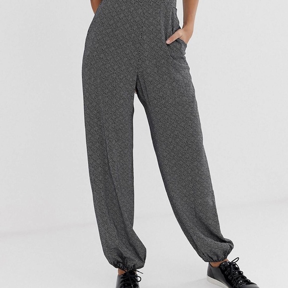 ASOS design strappy back jumpsuit with elasticated leg- black/white ⚪️⚫️⚪️⚫️⚪️ - Picture 4 of 13